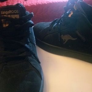 Womens runners size 6 black like new kangaroo